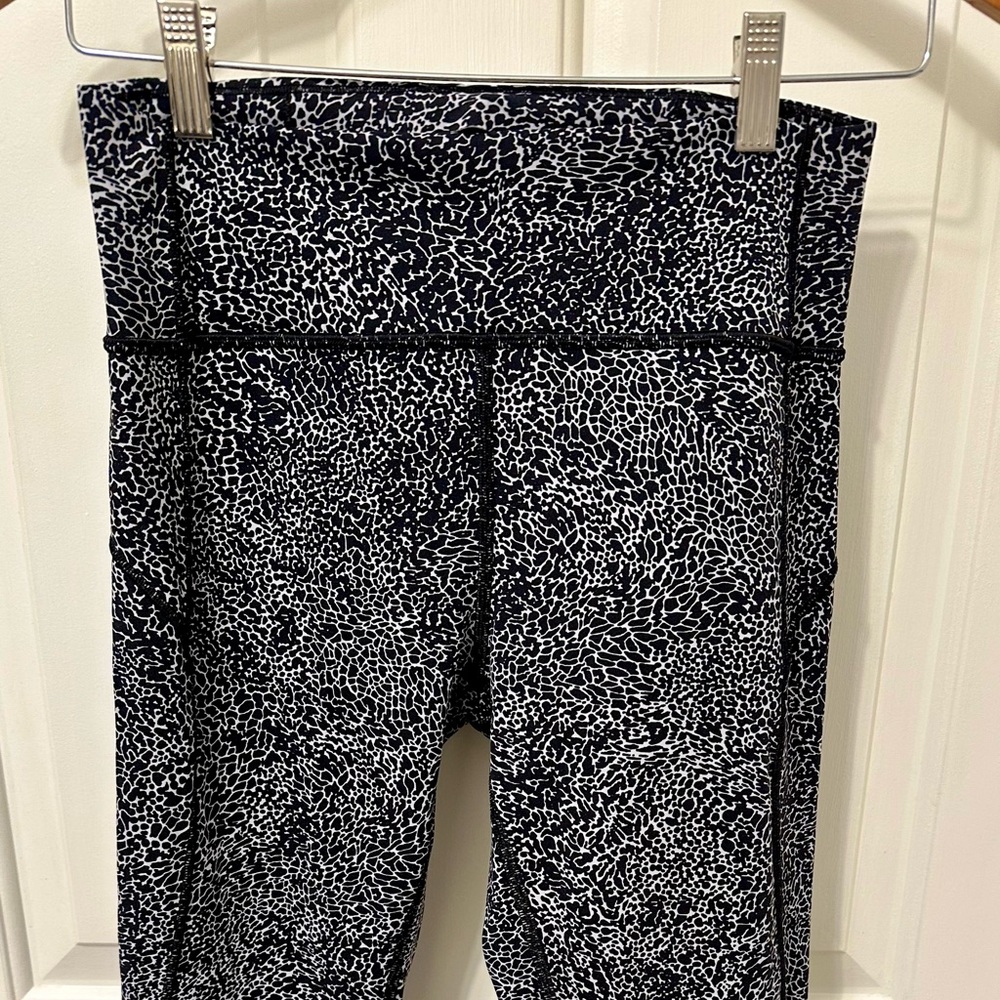 Lululemon Leggings Size 8 (77%Nylon, 23% Lycra elastane) 23.5” inseam